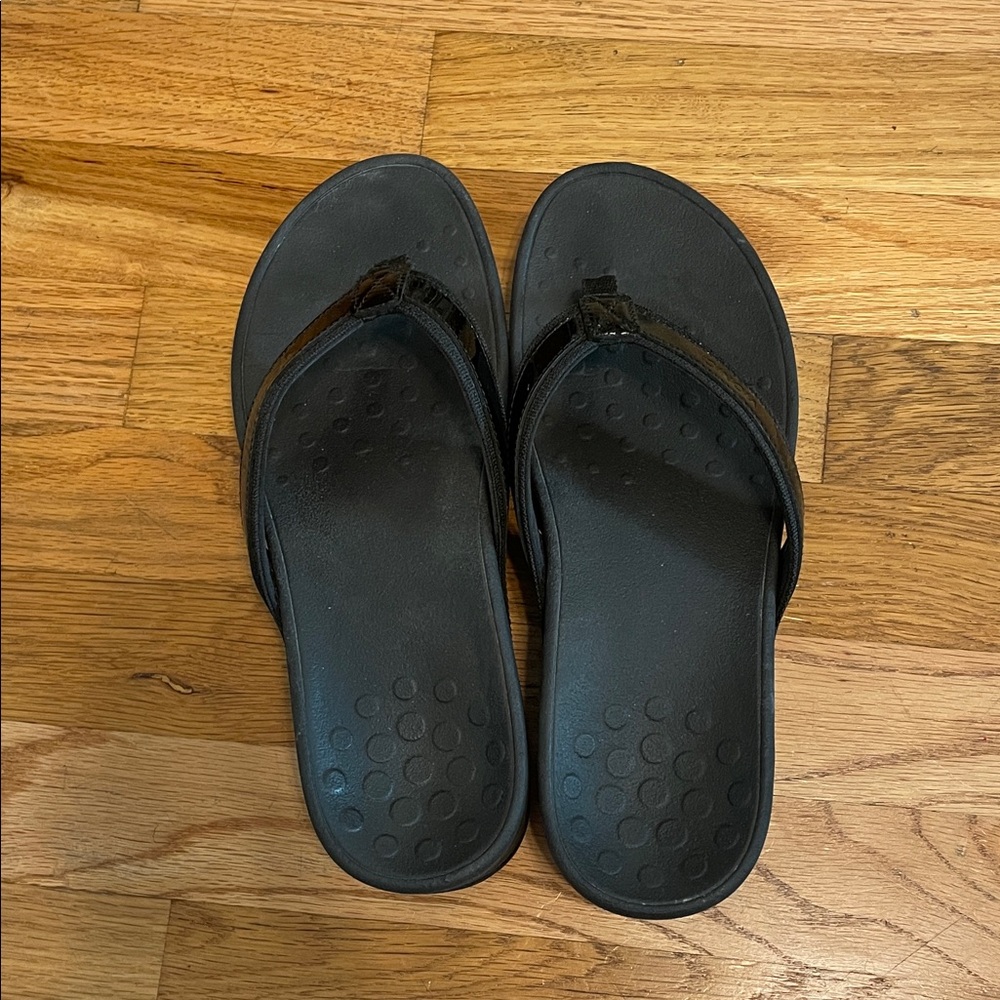 Black Vionic Flip Flop Sandals